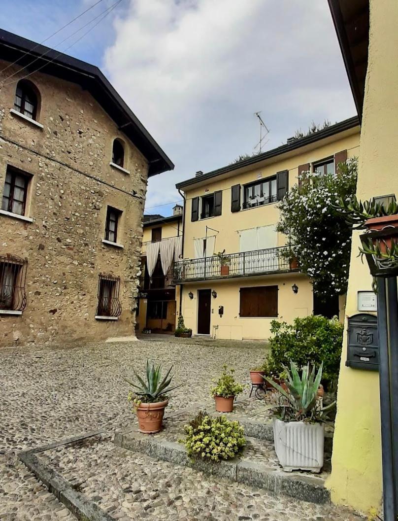 Affascinante Appartamento Nel Castello. Moniga del Garda Exterior foto